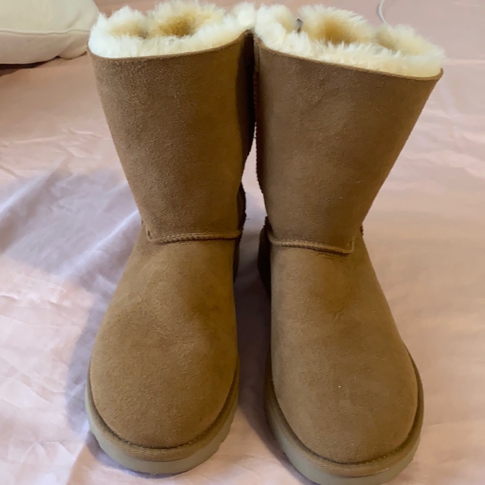 Chestnut Bailey bow Uggs, Authentic!